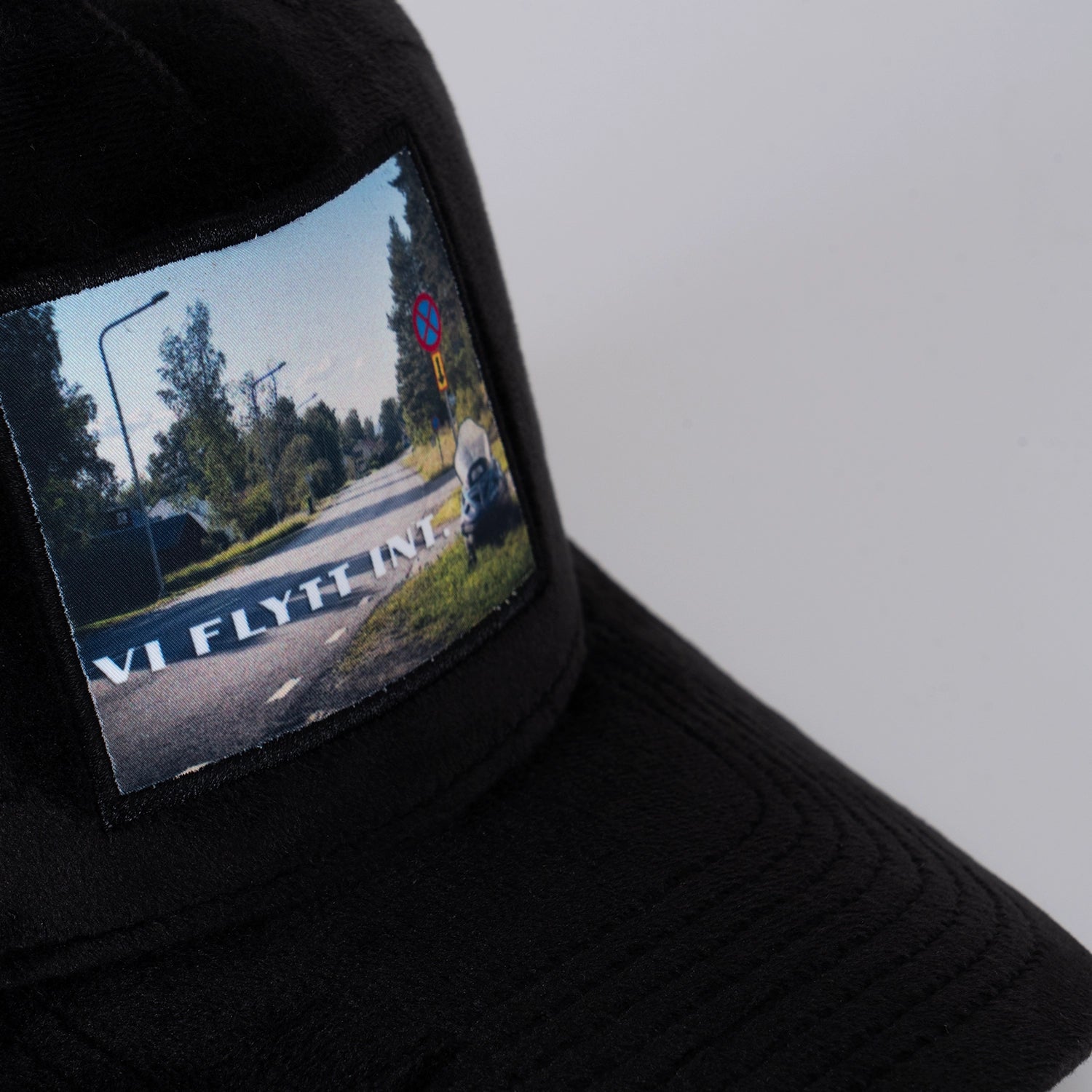 FLYTT INT VELVET TRUCKER CAP - BLACK