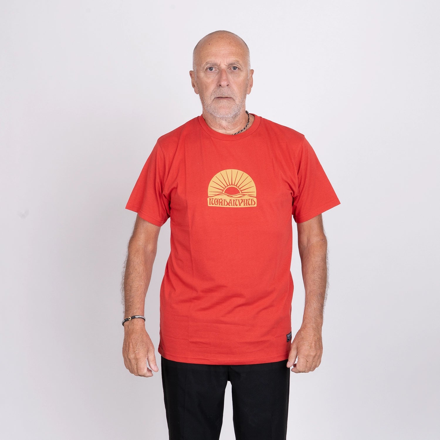 NORDAN EMBLEM T-SHIRT - RÖD PANEL