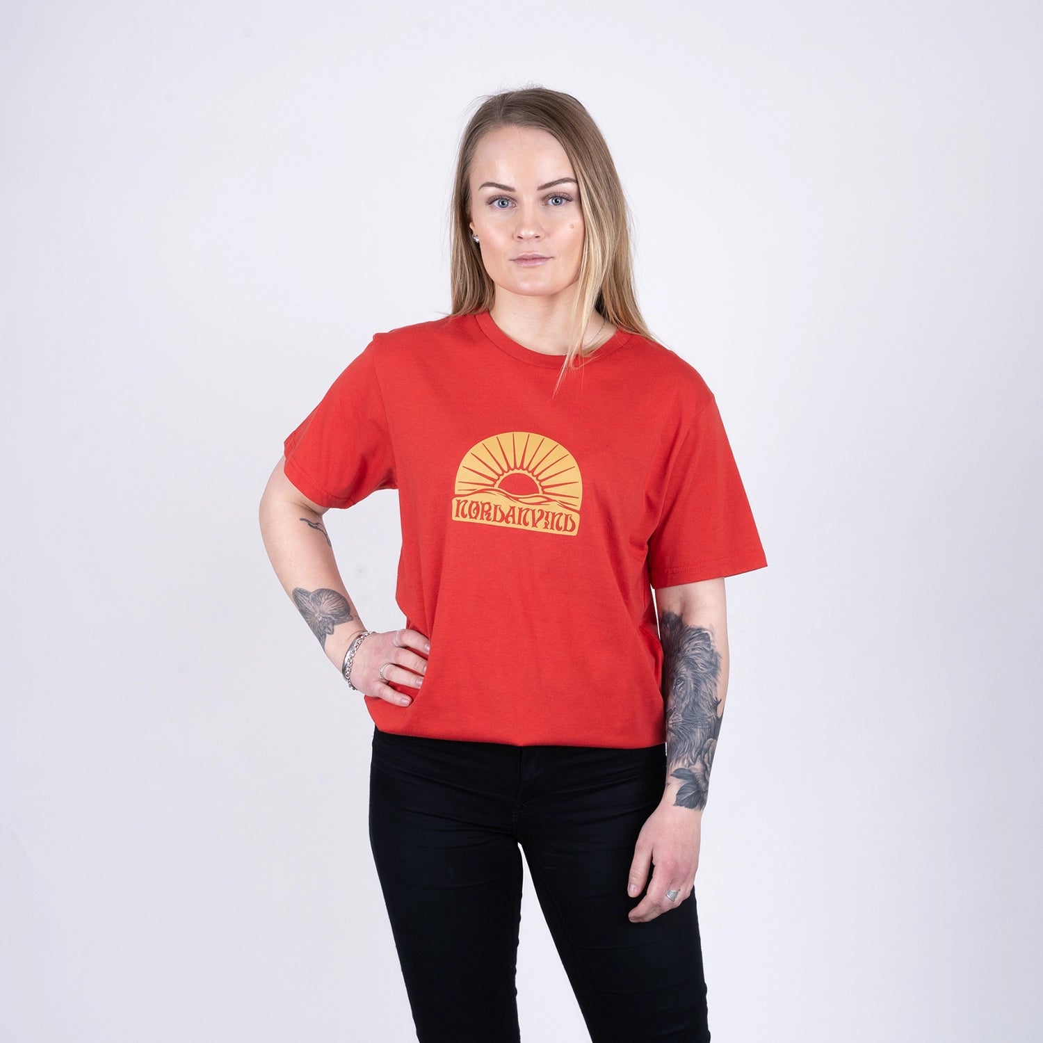 NORDAN EMBLEM T-SHIRT - RÖD PANEL