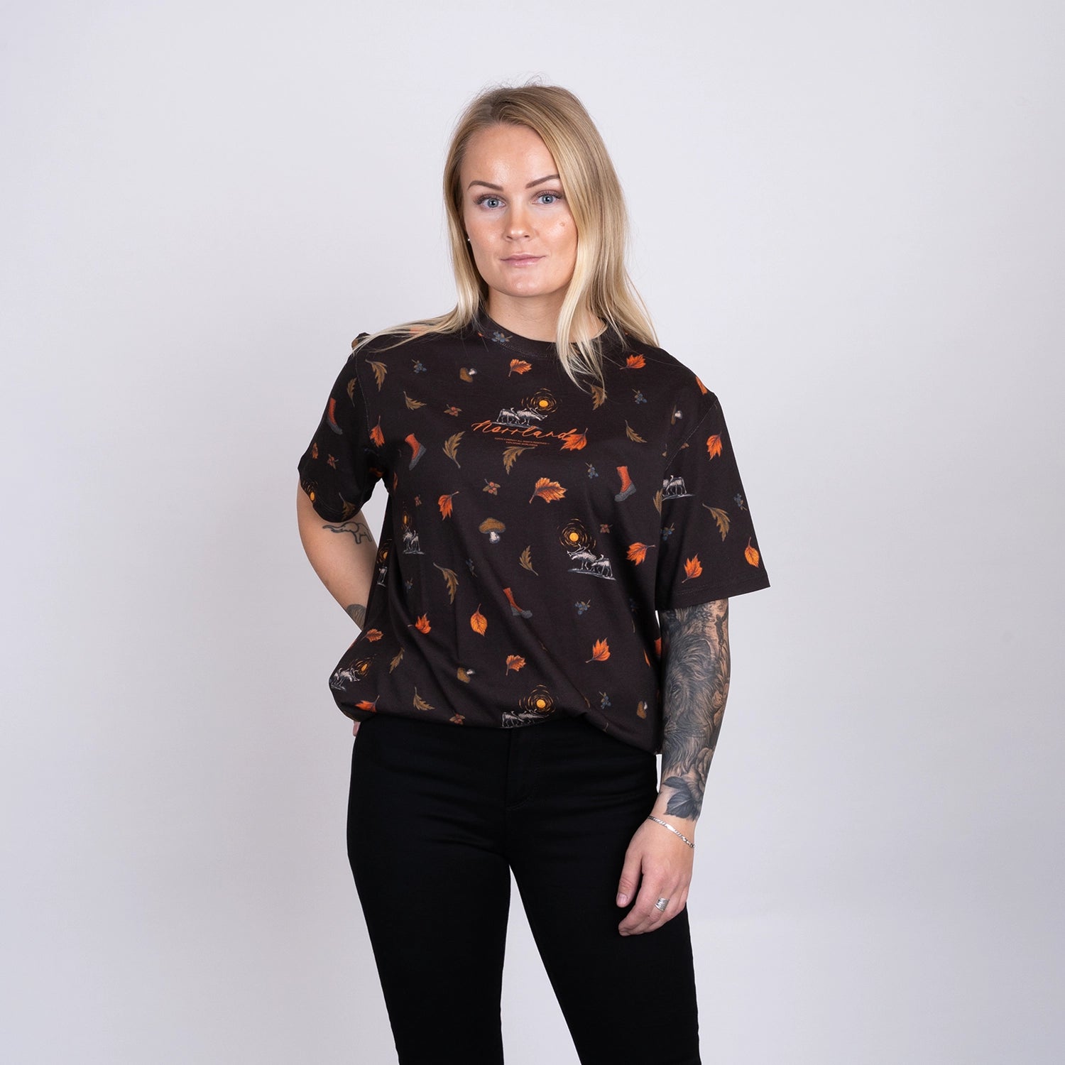 SIGNATURE T-SHIRT - HÖSTSTIG BROWN